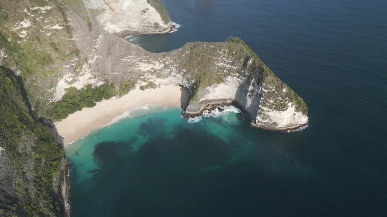 克林金海滩和努沙佩尼达岛的海岸线，印度尼西亚视频素材