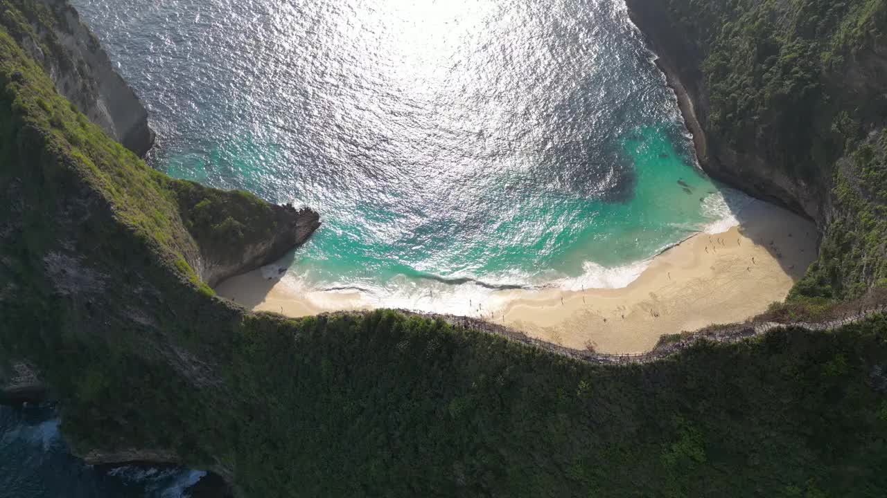 无人机拍摄的克林金海滩，努沙佩尼达岛附近的印度尼西亚巴厘岛视频素材