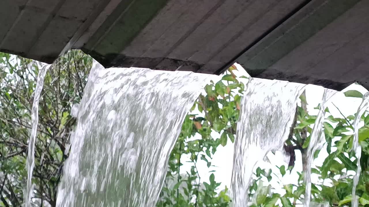 大雨伴随着强风，屋顶上渗出了很重的水视频素材