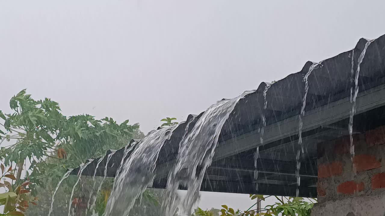 大雨伴随着强风，屋顶上渗出了很重的水视频素材