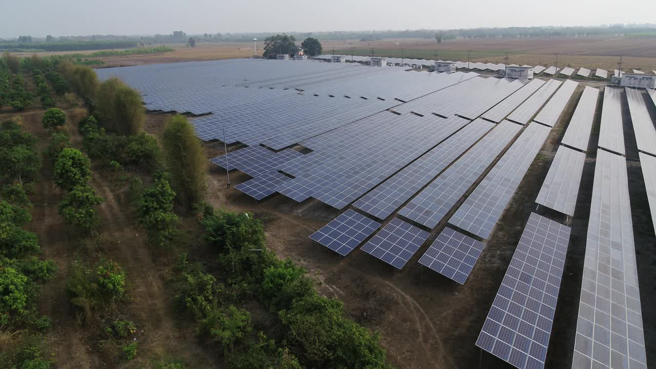 太阳能发电厂的鸟瞰图，太阳光反射在太阳能板上视频素材