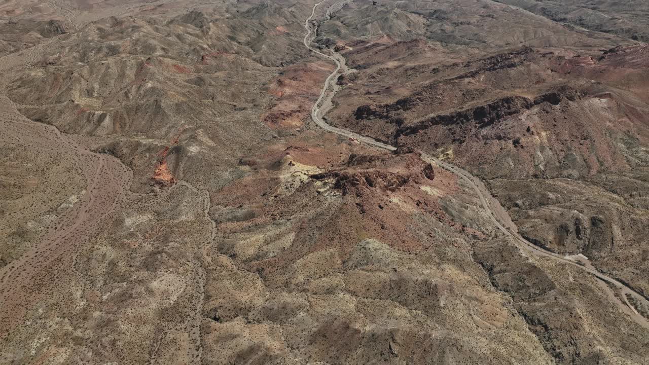 山间蜿蜒道路的鸟瞰图视频素材