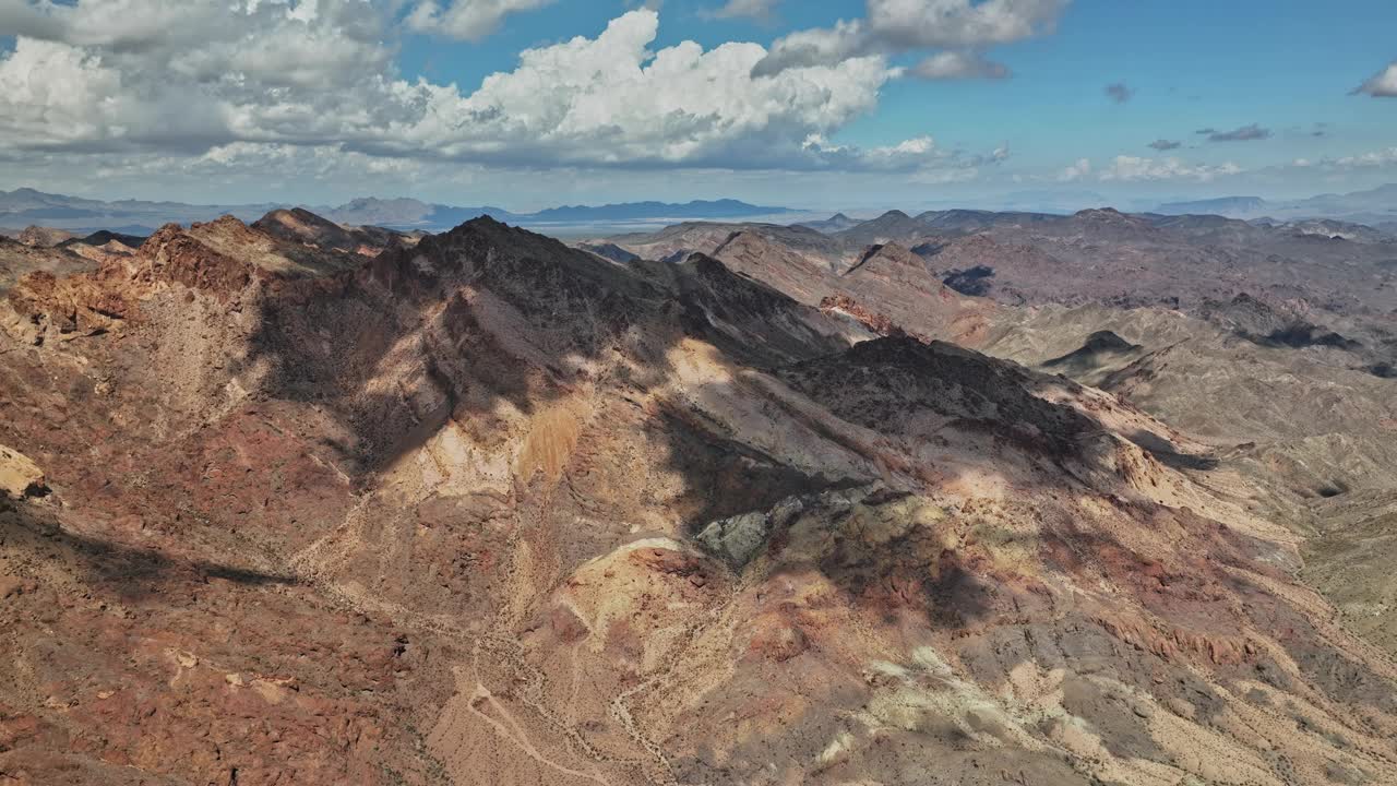 天空中有云的山脉鸟瞰图视频素材