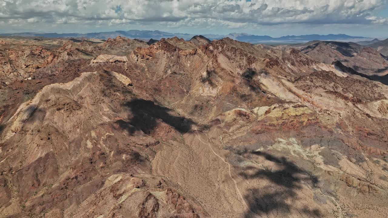 沙漠中山脉的鸟瞰图视频素材