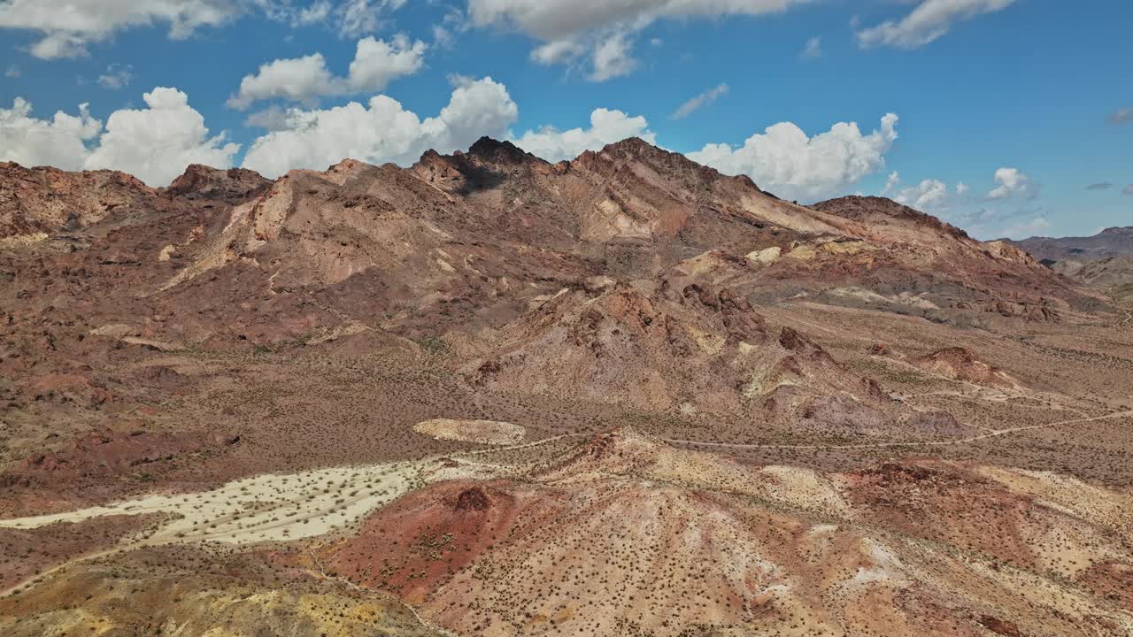 沙漠中山脉的鸟瞰图视频素材