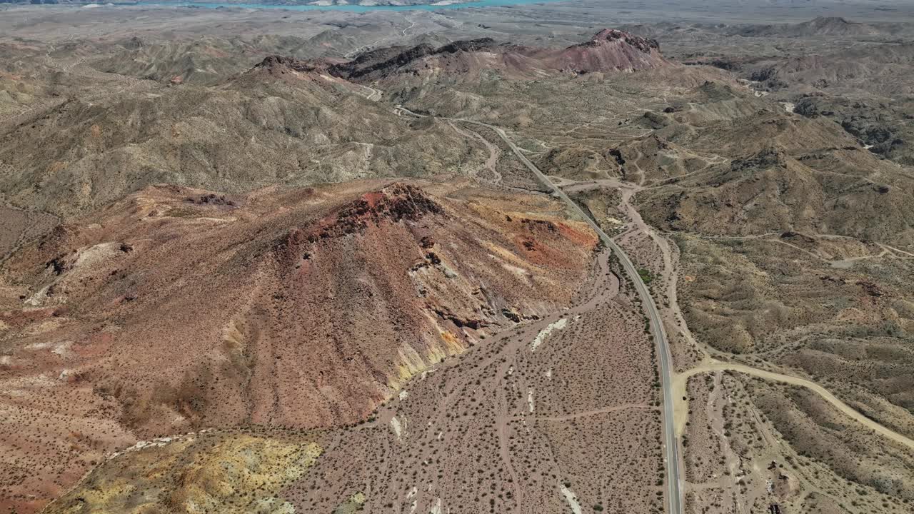 沙漠中山脉和道路的鸟瞰图视频素材