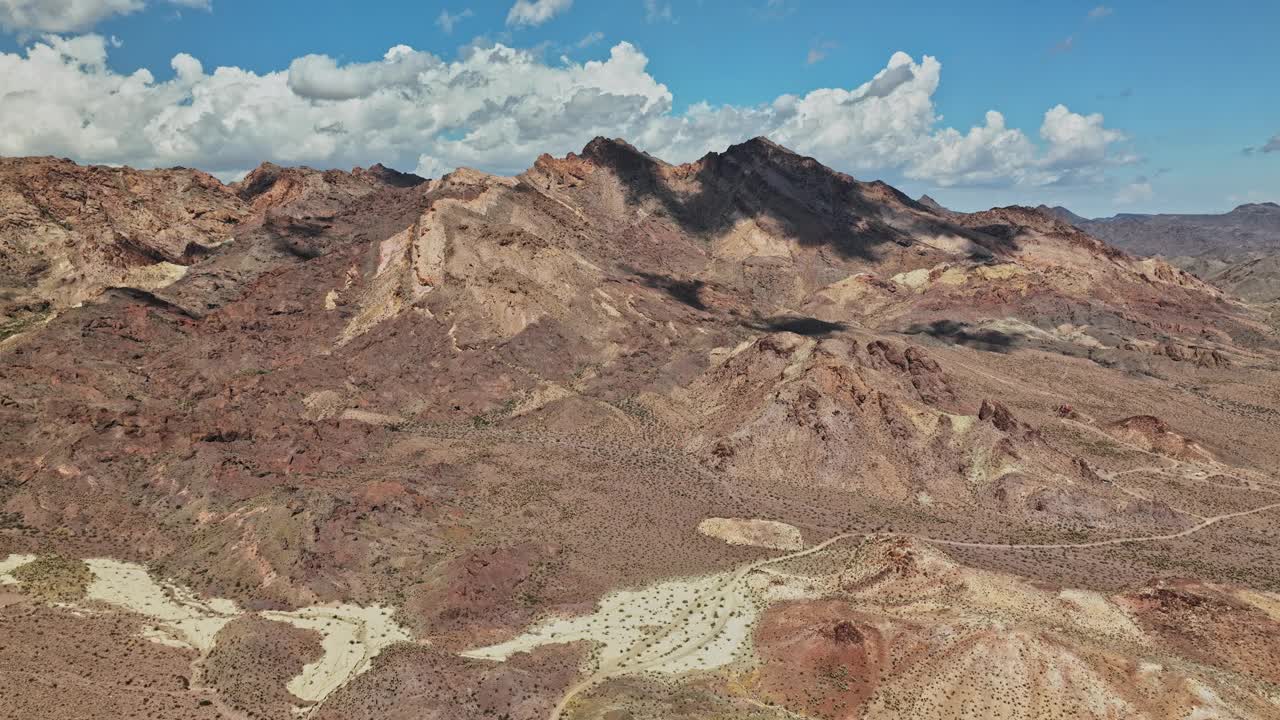 沙漠中山脉的鸟瞰图视频素材