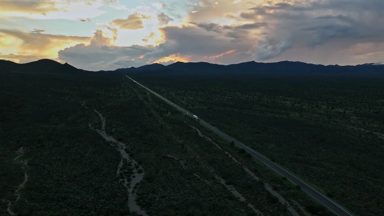 沙漠中高速公路的鸟瞰图视频素材