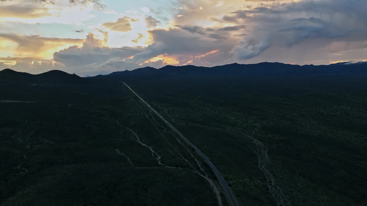 山脉中间道路的鸟瞰图视频素材