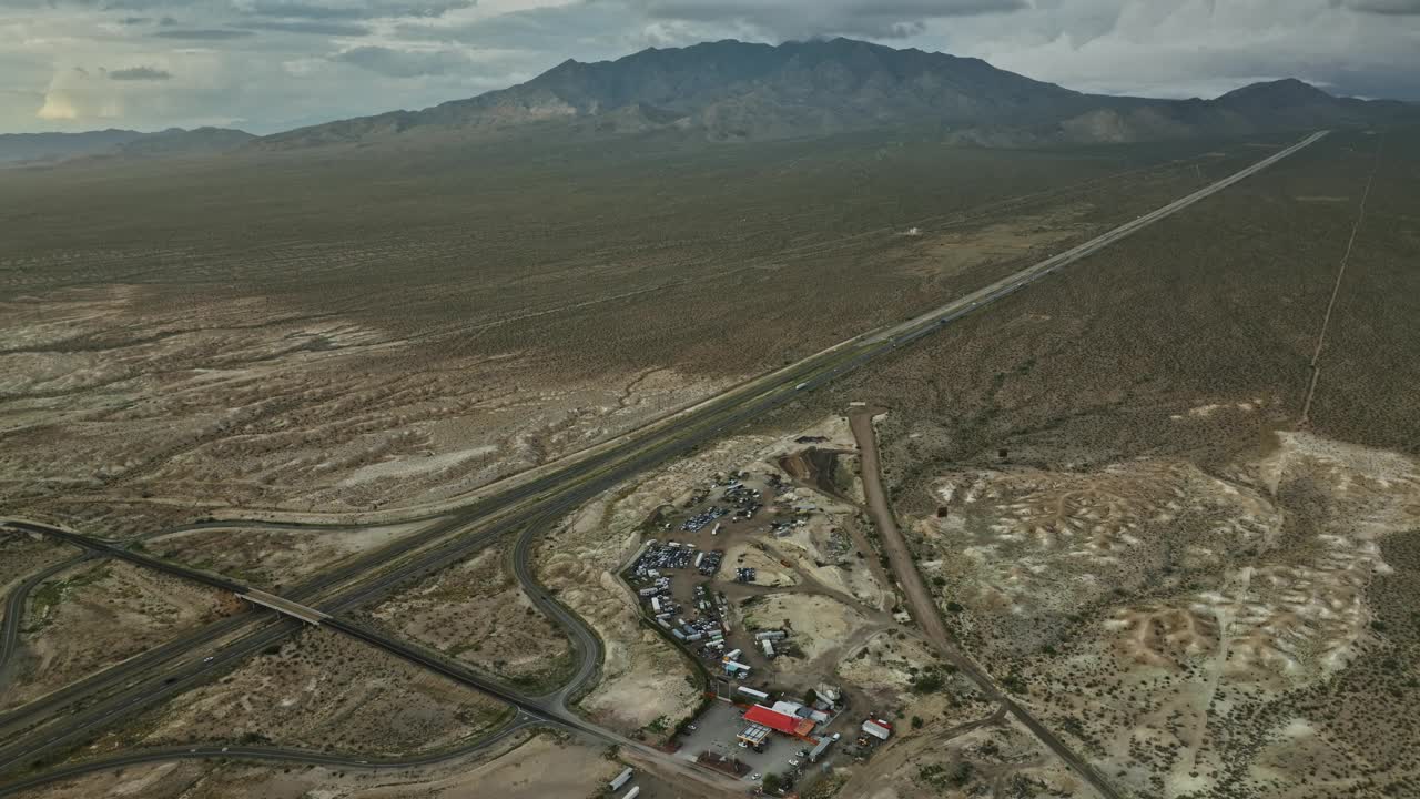 沙漠中公路的鸟瞰图视频素材