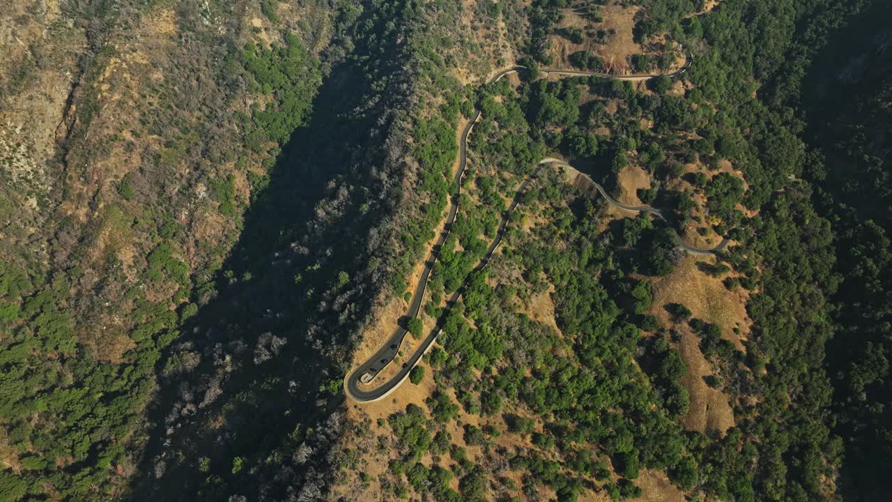 山间蜿蜒道路的鸟瞰图视频素材