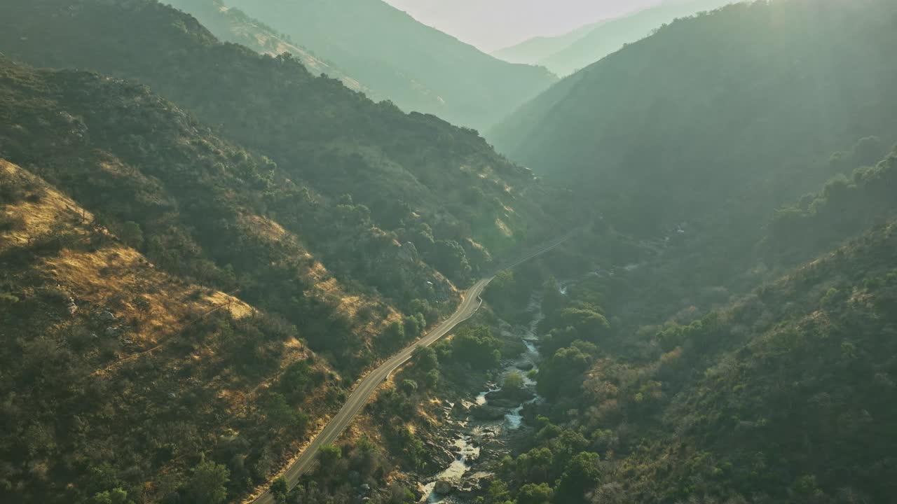 一条河流穿过山谷的鸟瞰图视频素材