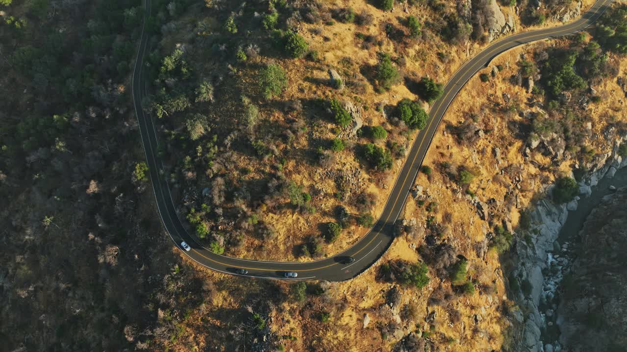 山间蜿蜒道路的鸟瞰图视频素材