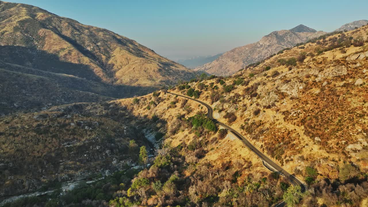 山间蜿蜒道路的鸟瞰图视频素材