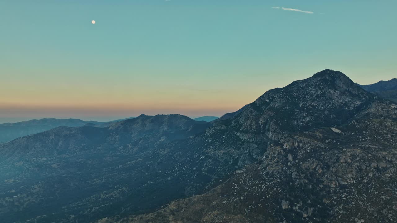 天空中有半月形的山视频素材