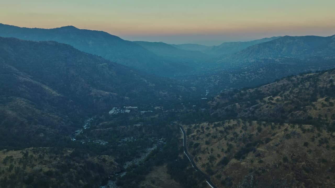 山谷的鸟瞰图，背景是群山视频素材