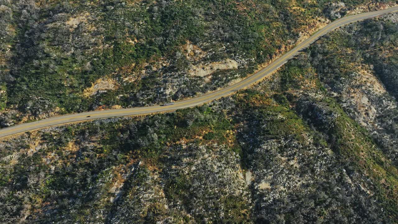 山间蜿蜒道路的鸟瞰图视频素材