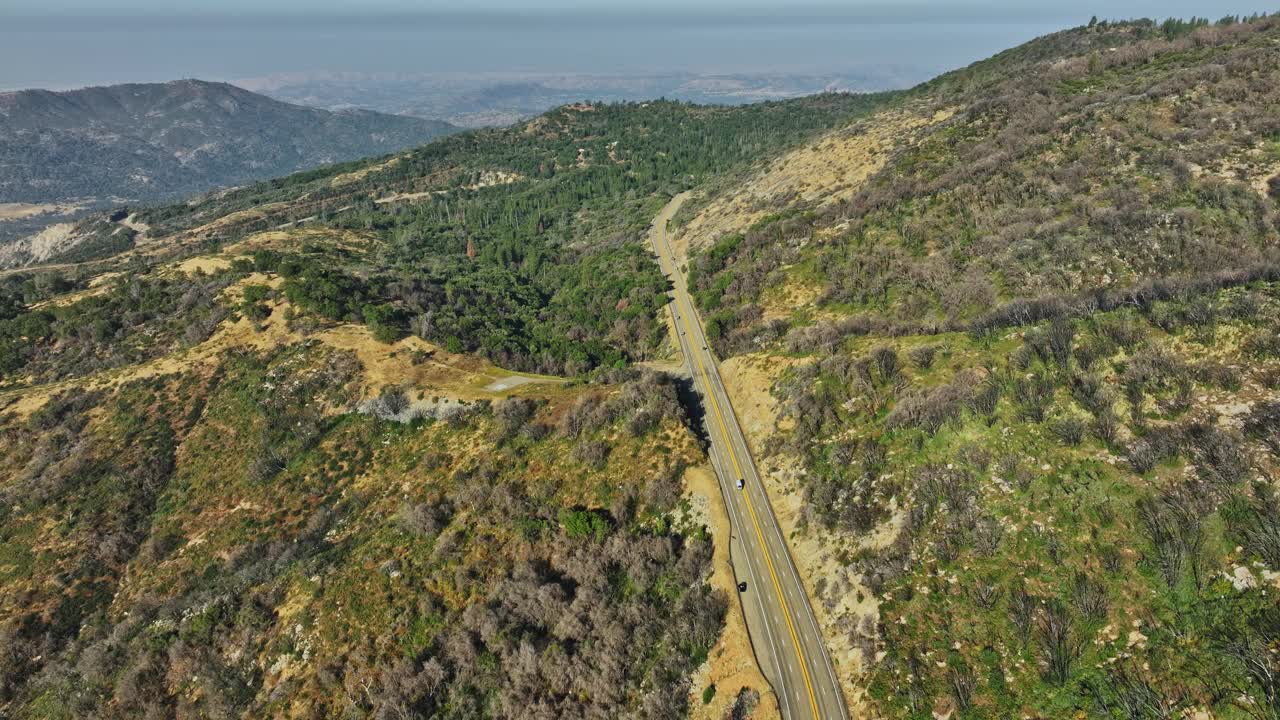 山间道路的鸟瞰图视频素材