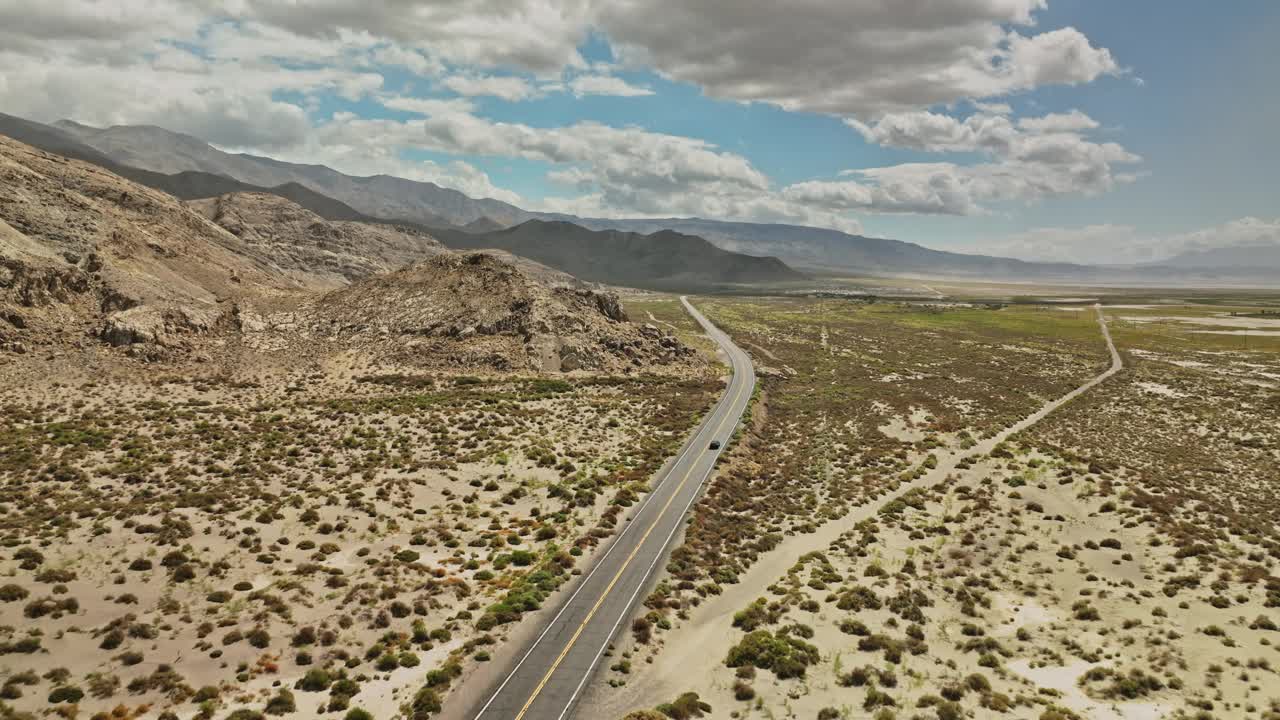 沙漠中道路的鸟瞰图视频素材