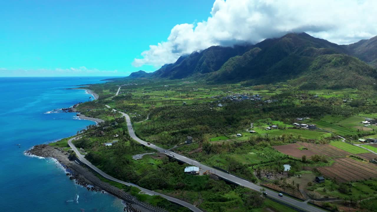 台湾台东的一条风景优美的公路鸟瞰图。视频素材