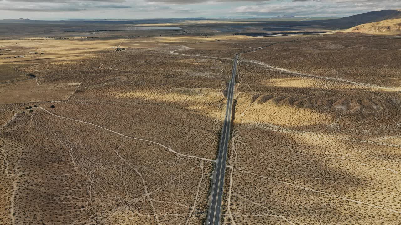 沙漠中公路的鸟瞰图视频素材