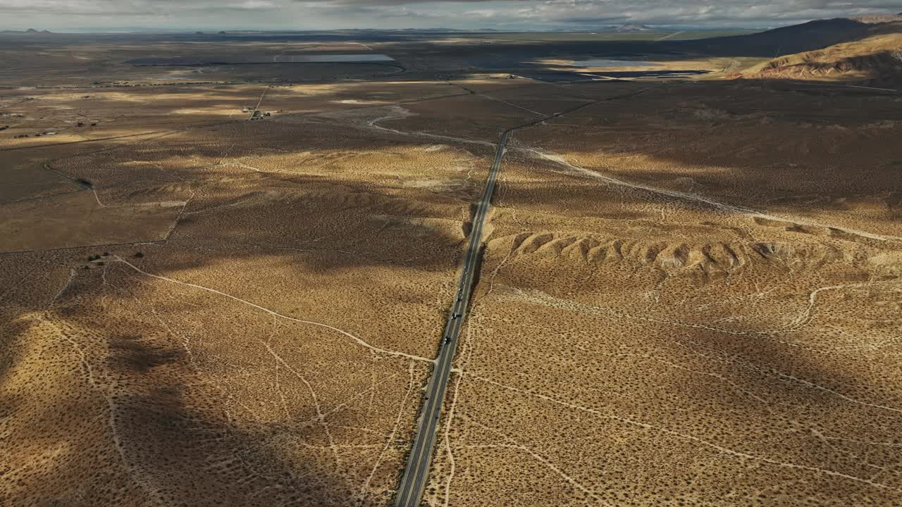 一条偏僻道路的鸟瞰图视频素材