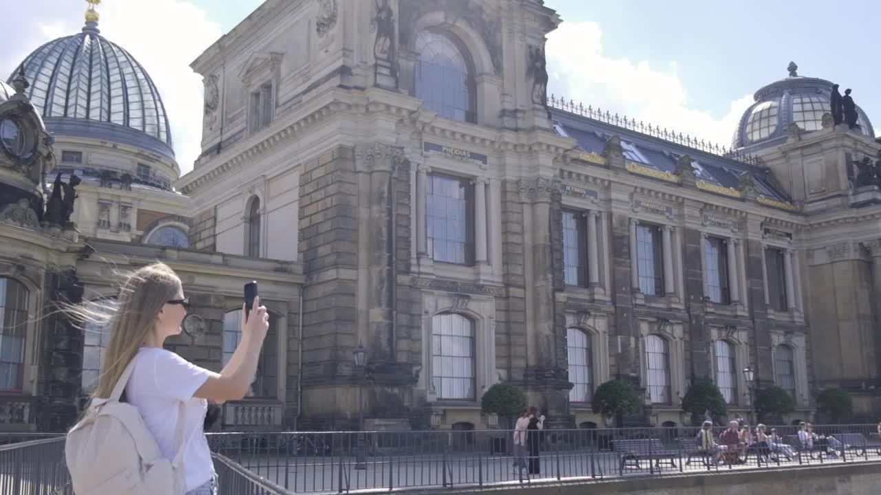 一位女游客用智能手机拍下了德累斯顿市美丽的全景。视频素材