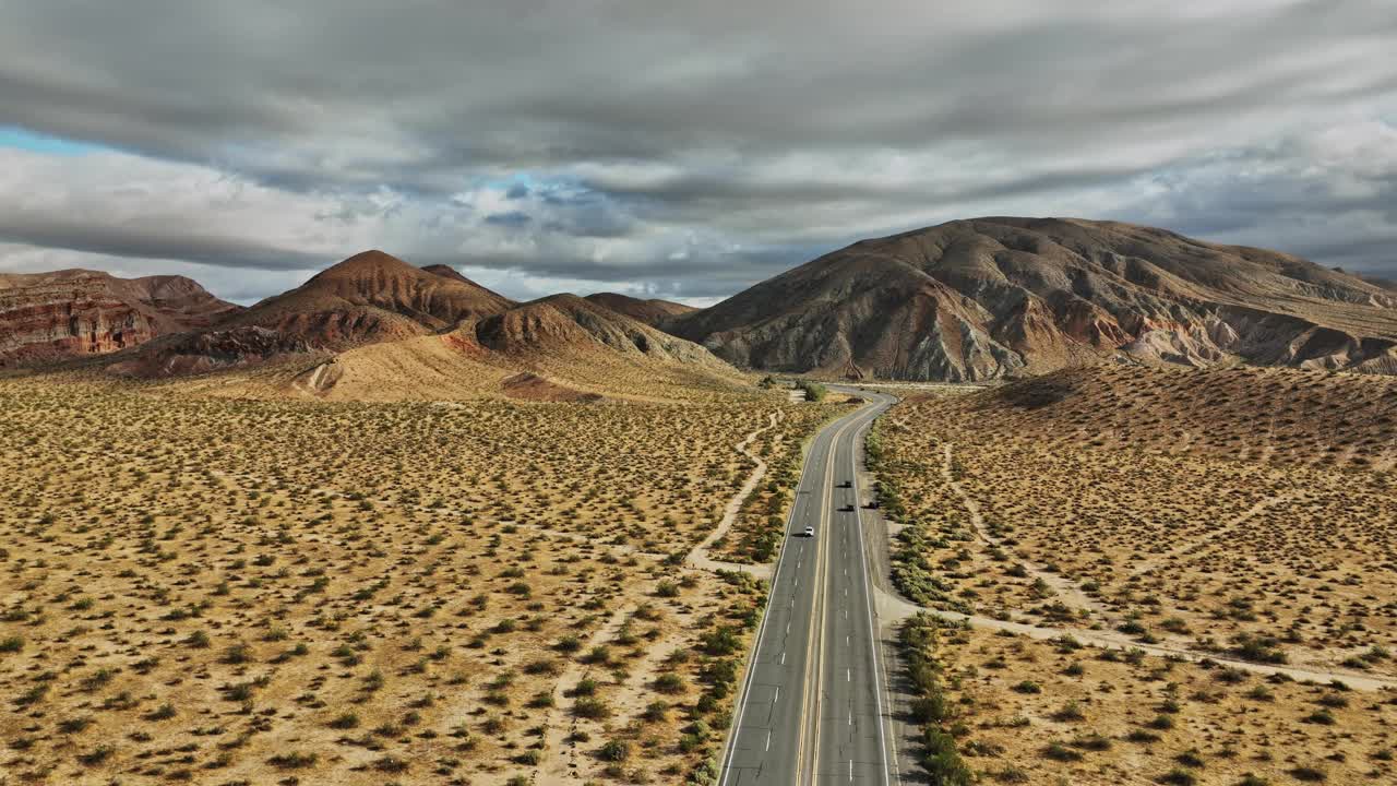 沙漠中道路的鸟瞰图视频素材