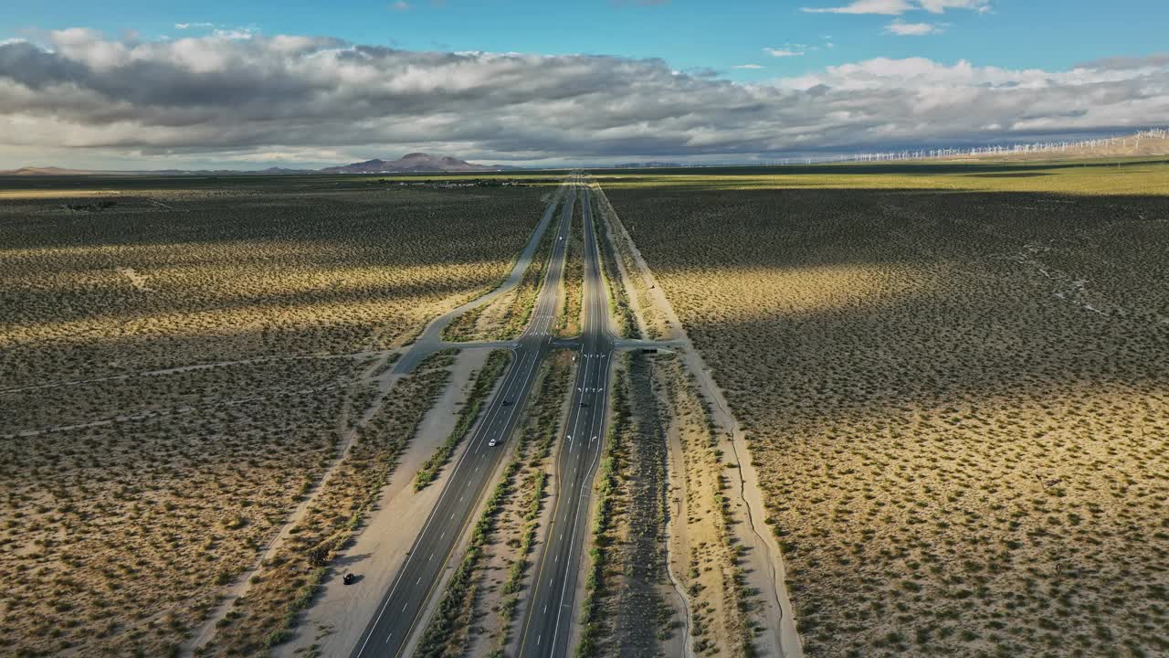 沙漠中央道路的鸟瞰图视频素材