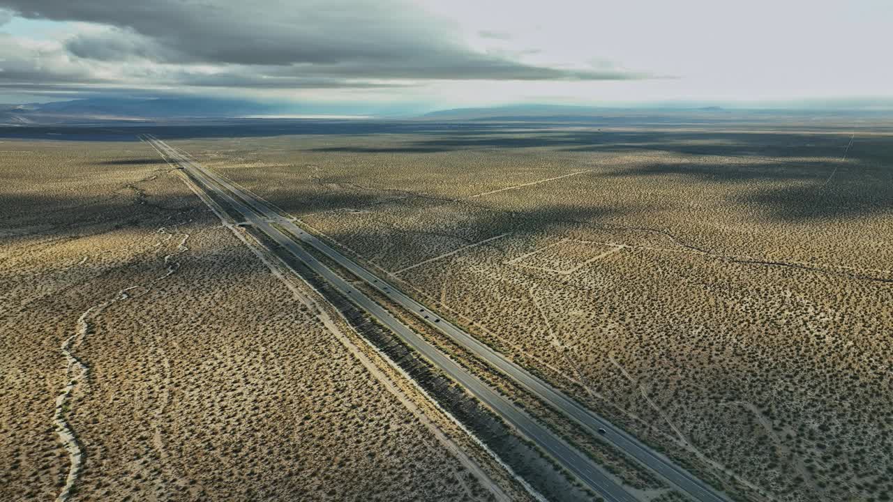 这是一条偏僻公路的鸟瞰图视频素材