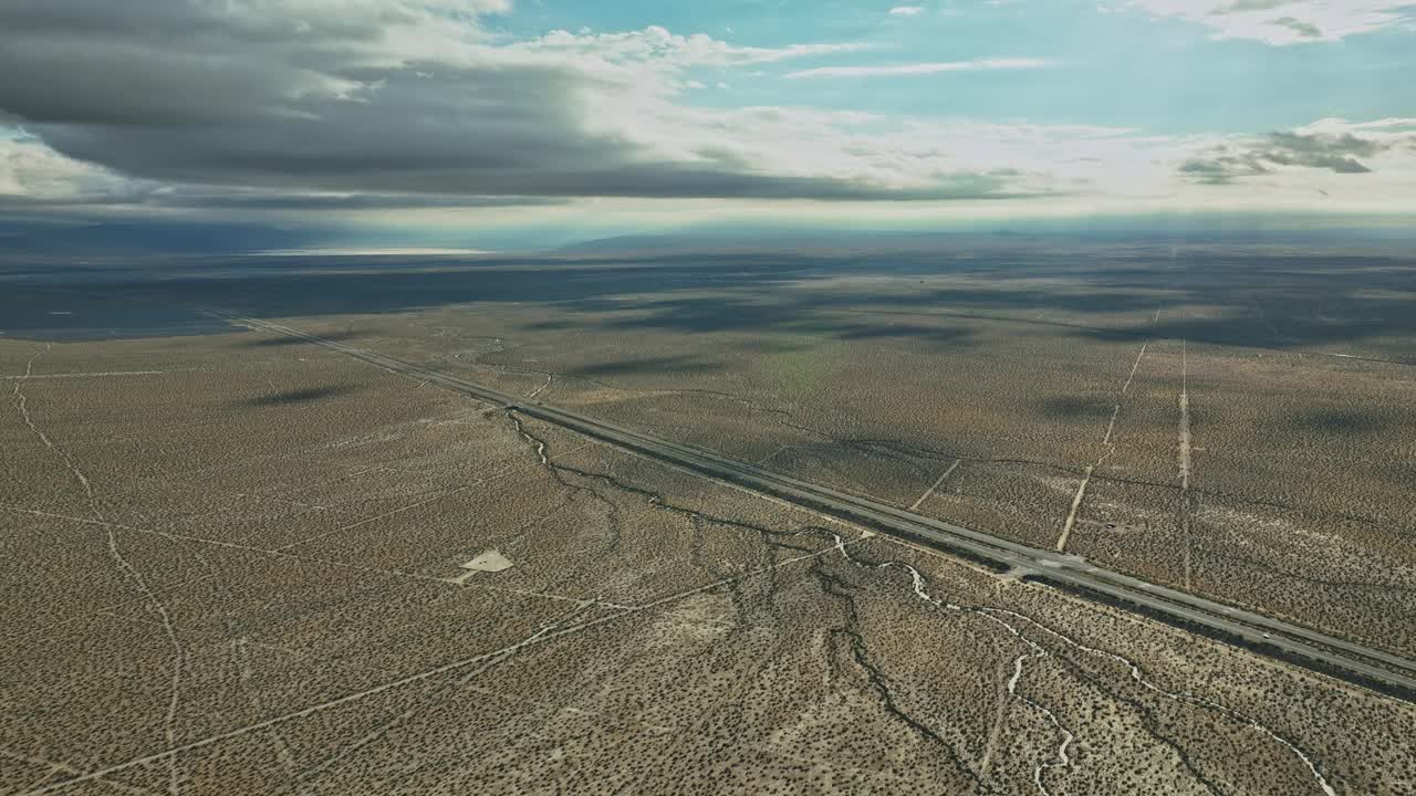 一条偏僻道路的鸟瞰图视频素材