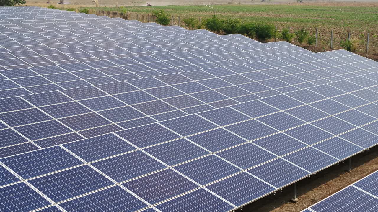 太阳能发电厂的鸟瞰图，太阳光反射在太阳能板上视频素材