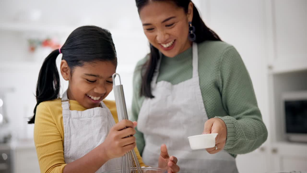 母亲、孩子和在厨房里用面粉烘焙的爱、关心和学习甜点、食物或烹饪的食谱。快乐的女孩孩子，妈妈和在家帮忙搅拌搅拌碗里的食材视频素材