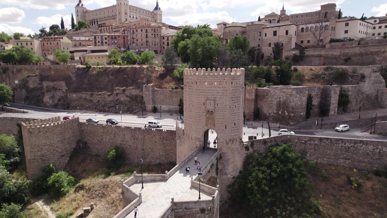 航拍:Puente de Alcántara横跨托莱多河，俯瞰Alcázar托莱多视频素材