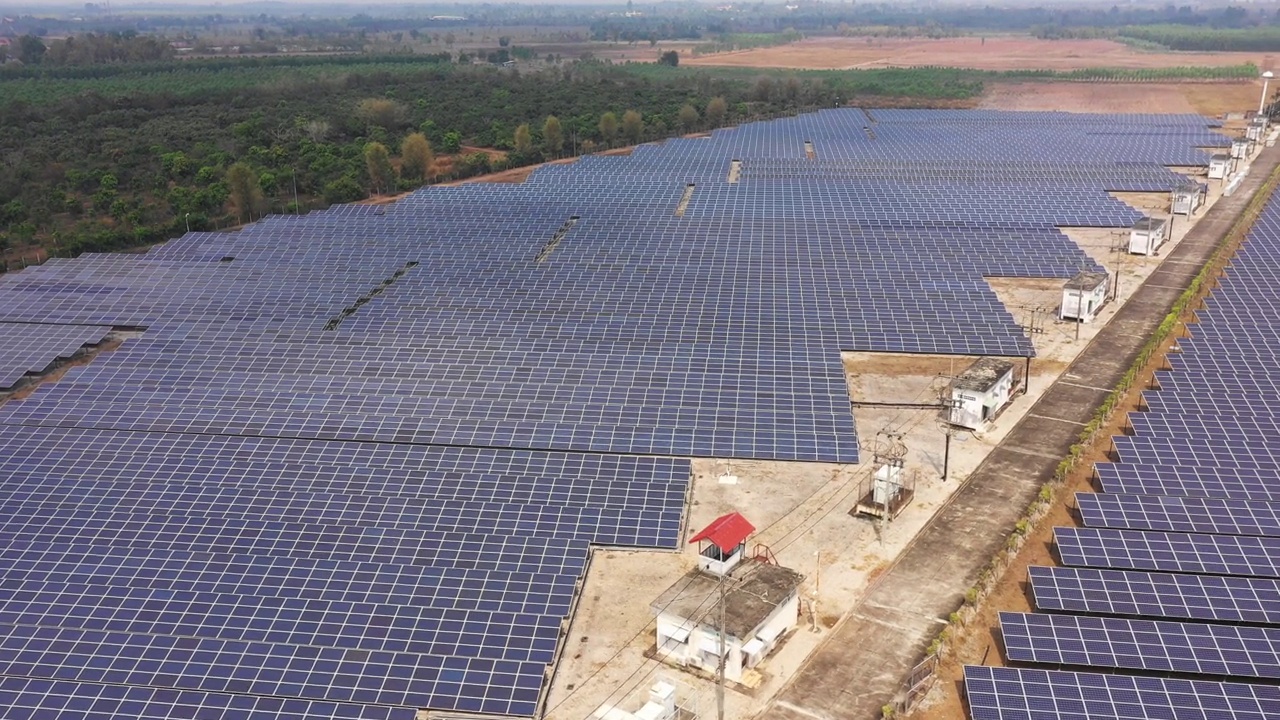 太阳能发电厂的鸟瞰图，太阳光反射在太阳能板上视频素材