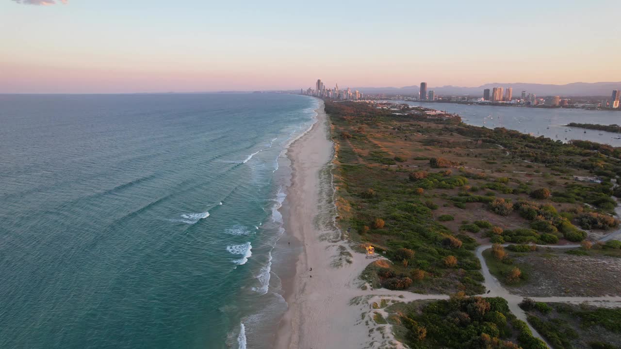 从黄金海岸的主要海滩鸟瞰图-日出时的钓鱼码头。——回调视频素材