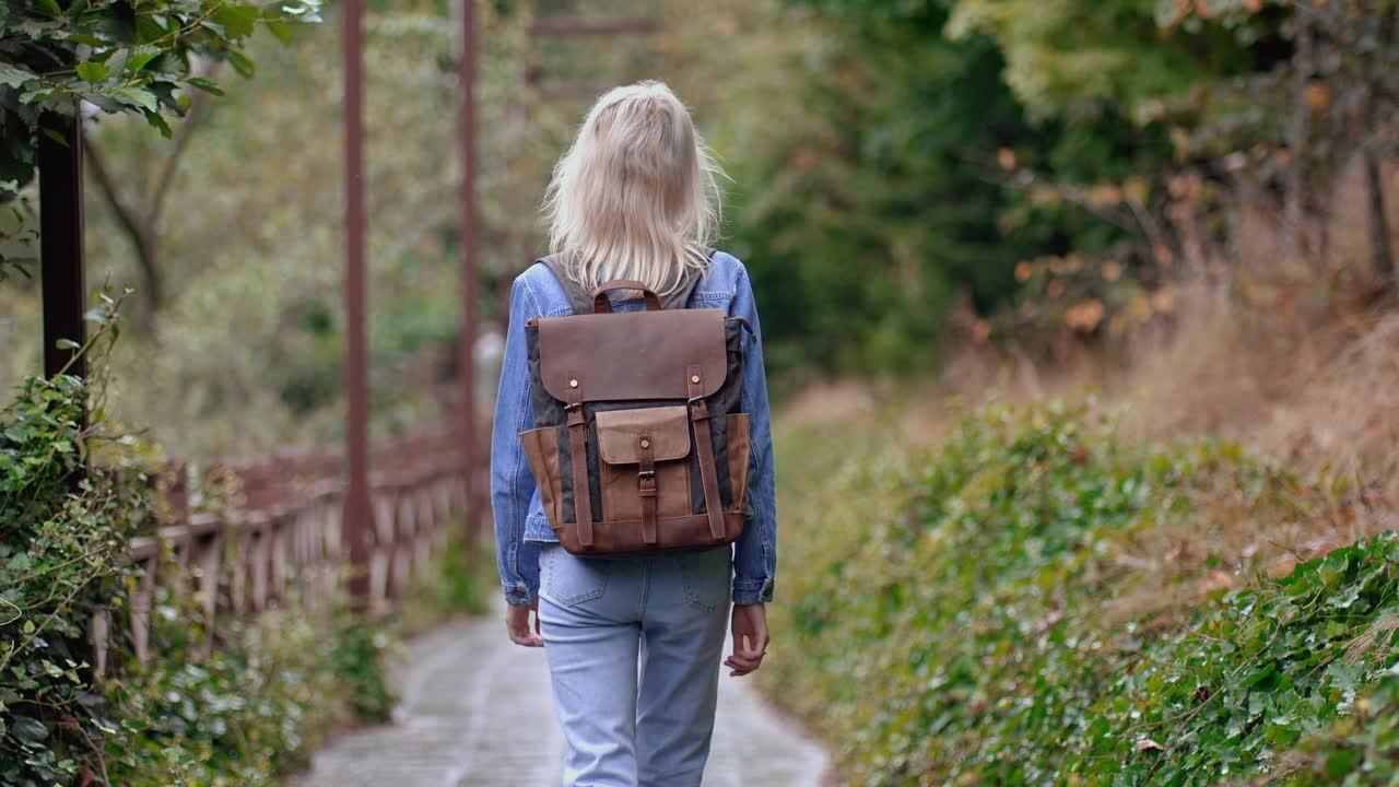 在户外度假的背包女游客的后视图。视频素材