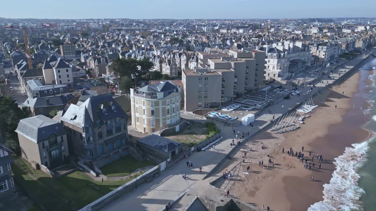 在法国布列塔尼的圣马洛，人们走在Rochebonne大道上。空中无人机全景和城市景观视频素材