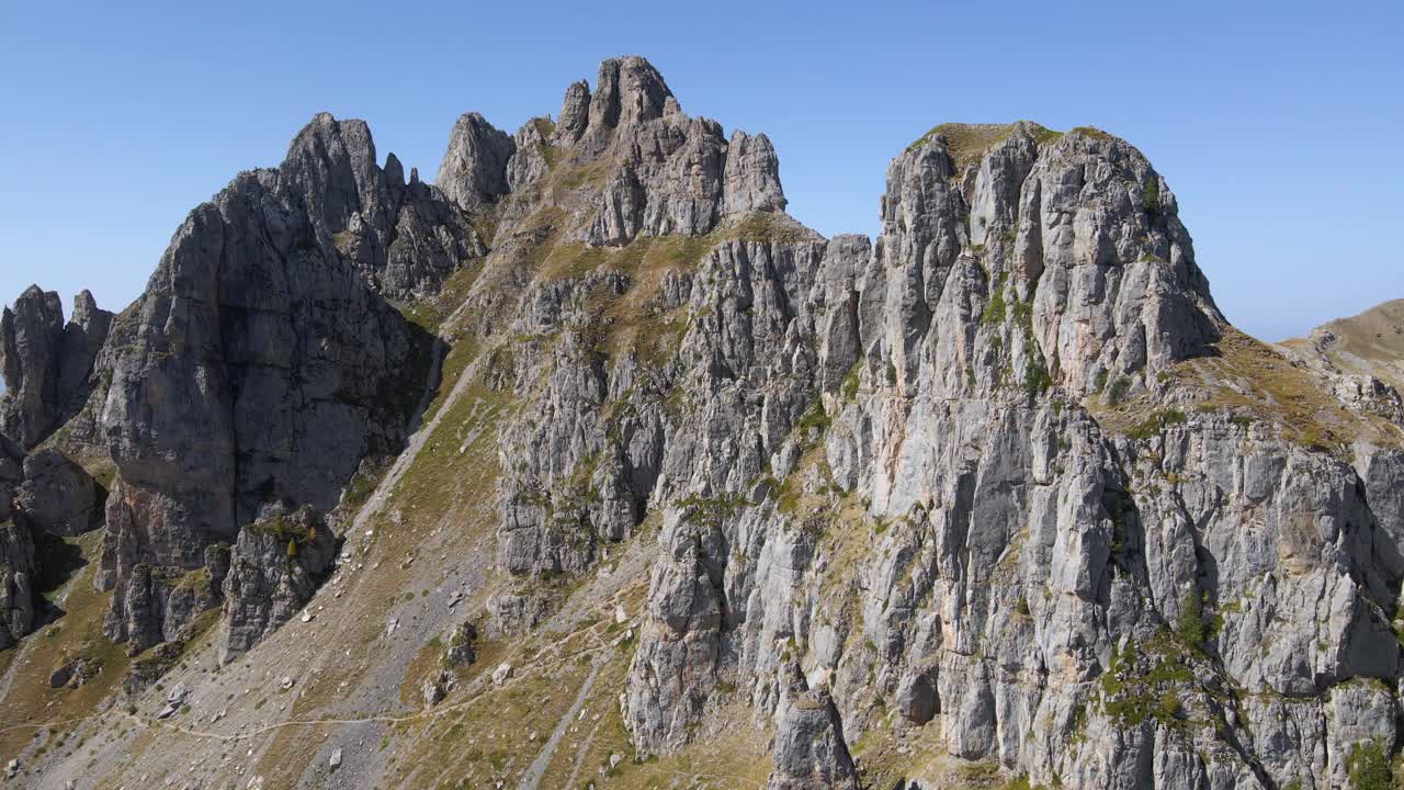 俯瞰埃克林斯国家公园附近Serre-Poncon湖的夏布里埃岩石鸟瞰图。Hautes-Alpes。法国阿尔卑斯山脉视频素材