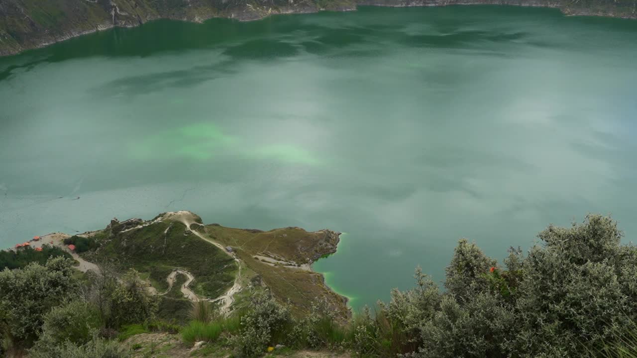 拉古纳奎洛托亚是一个充满水的火山口湖，也是厄瓜多尔安第斯山脉最西端的火山。火山口有绿松石般的水体，还有一条很受欢迎的徒步小径，叫做quilotoa loop。视频素材