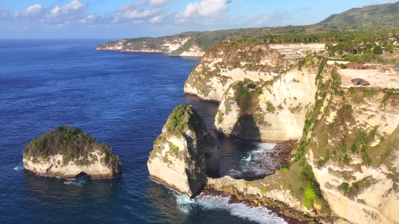 印度尼西亚钻石海滩旅游目的地的热带岛屿和夏季海滩的无人机航拍视图。湛蓝清澈的海水和洁白的沙滩。视频素材