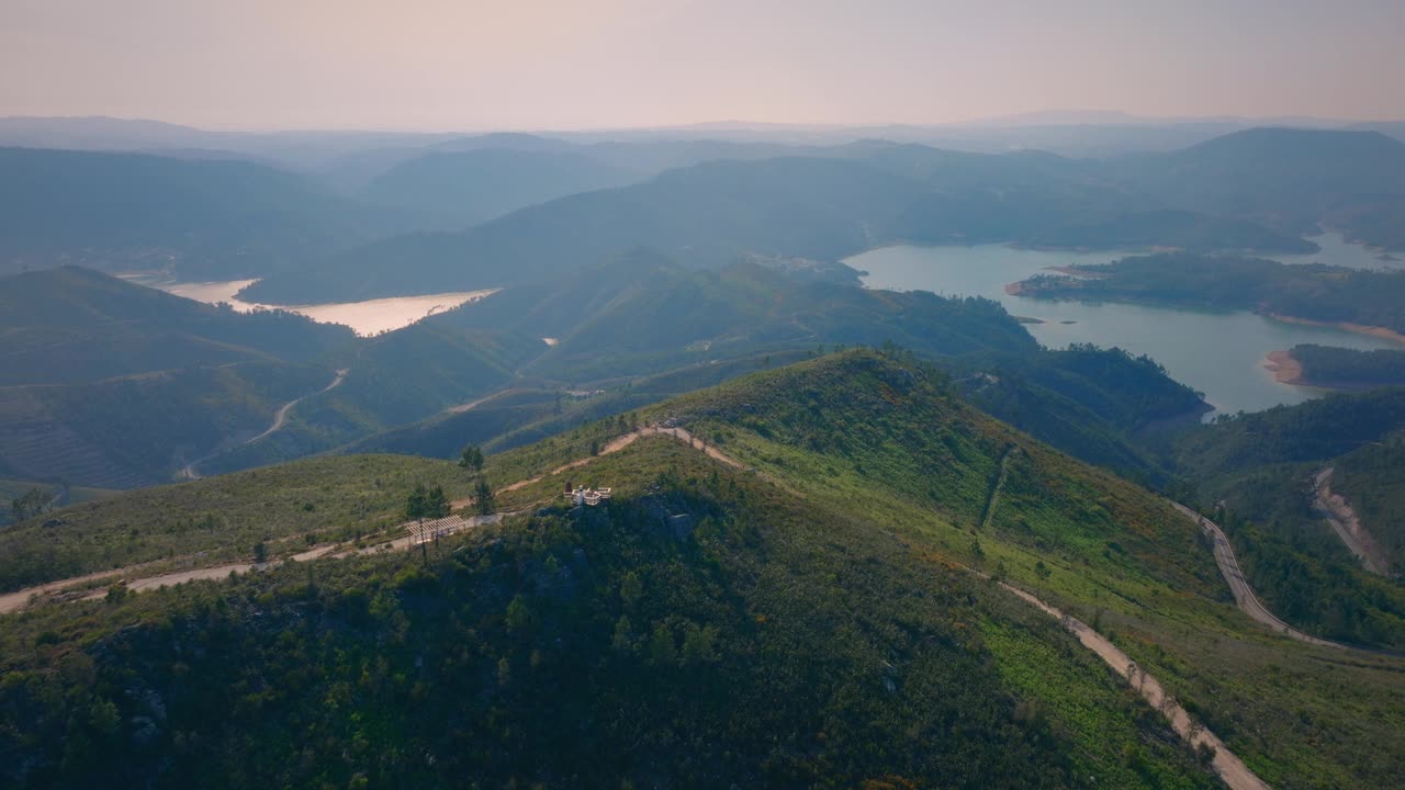 葡萄牙维拉德雷的海景，背景宽拍的是泽泽雷河视频素材