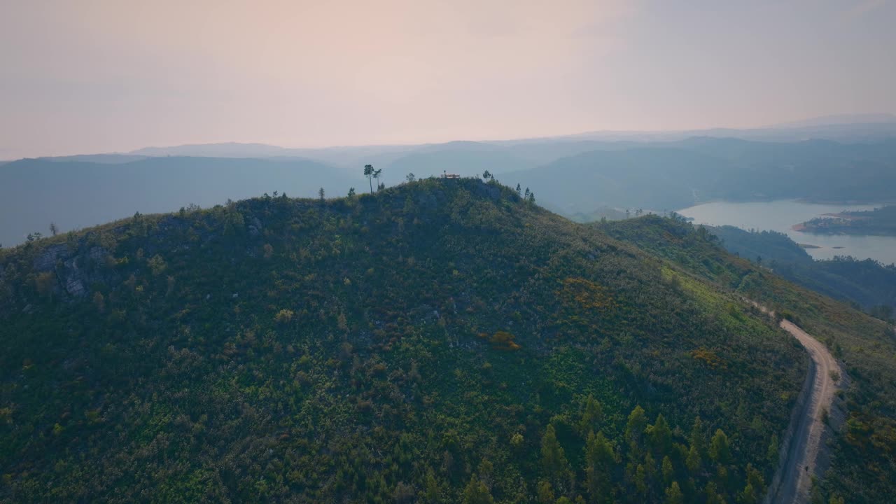 以泽泽雷河为背景的葡萄牙村庄海景视频素材