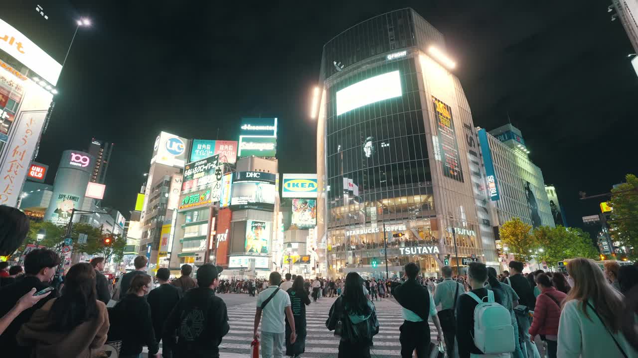 2023年10月7日，日本东京:在日本东京涩谷区的夜间，许多人走在人行横道上视频素材