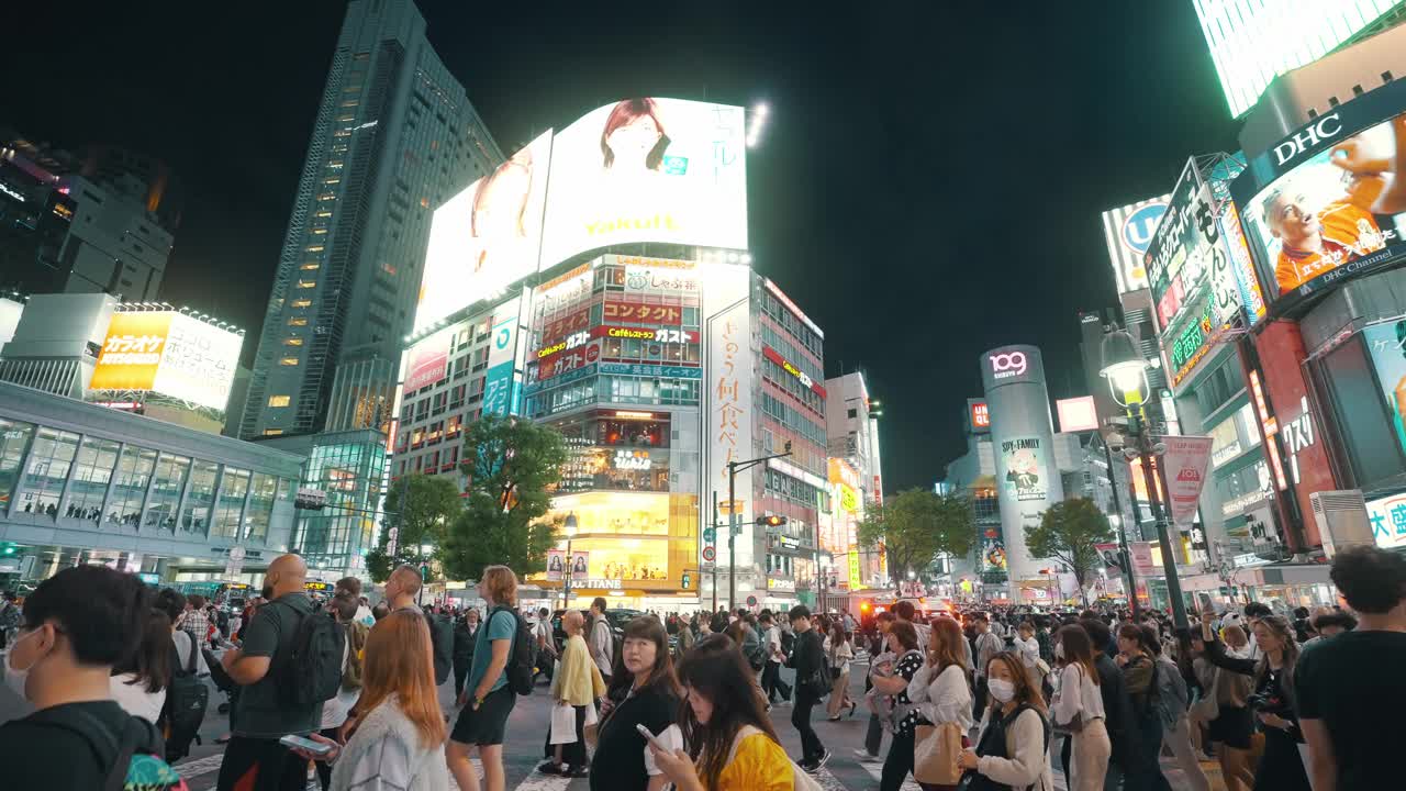 2023年10月7日，日本东京:在日本东京涩谷区的夜间，许多人走在人行横道上视频素材