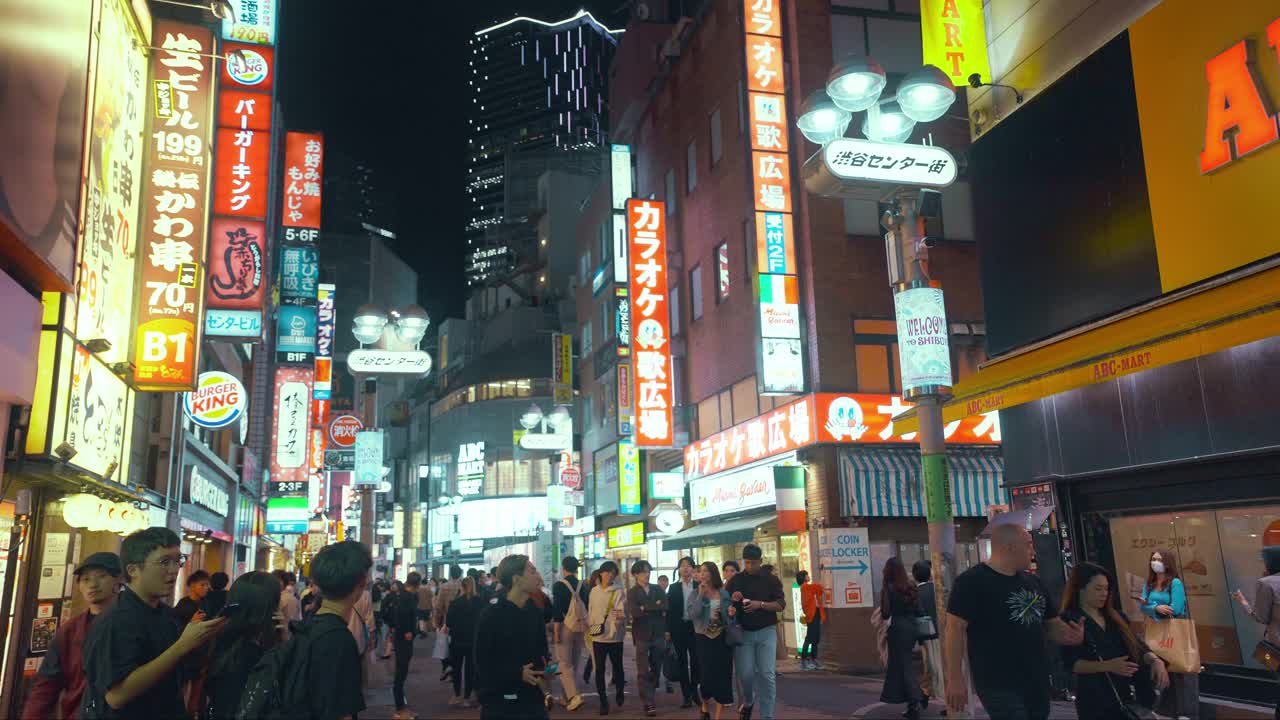 2023年10月7日，日本东京:在日本东京涩谷区，很多人走在人行横道上视频素材