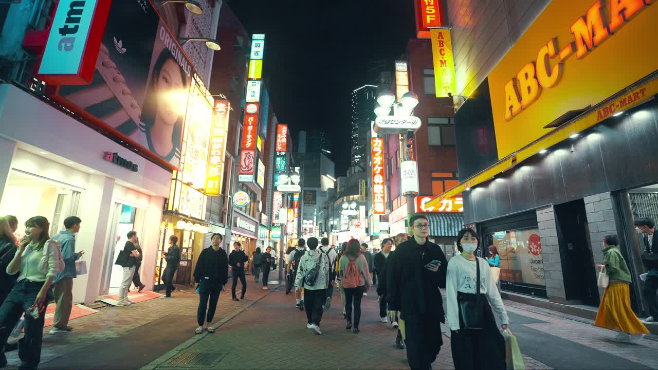 2023年10月7日，日本东京:在日本东京涩谷区的夜间，许多人走在人行横道上视频素材