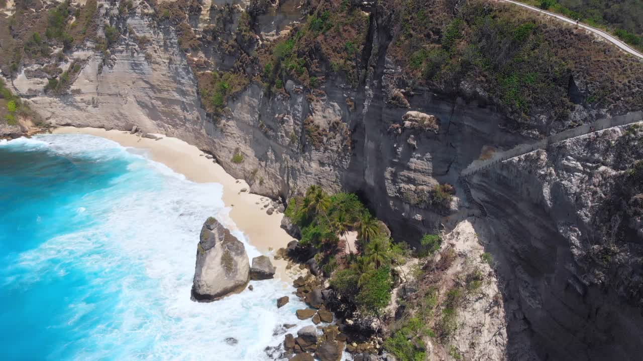 努沙佩尼达岛上风景优美的海岸线、悬崖、岩石、海滩和蓝色的海洋。鸟瞰图视频素材