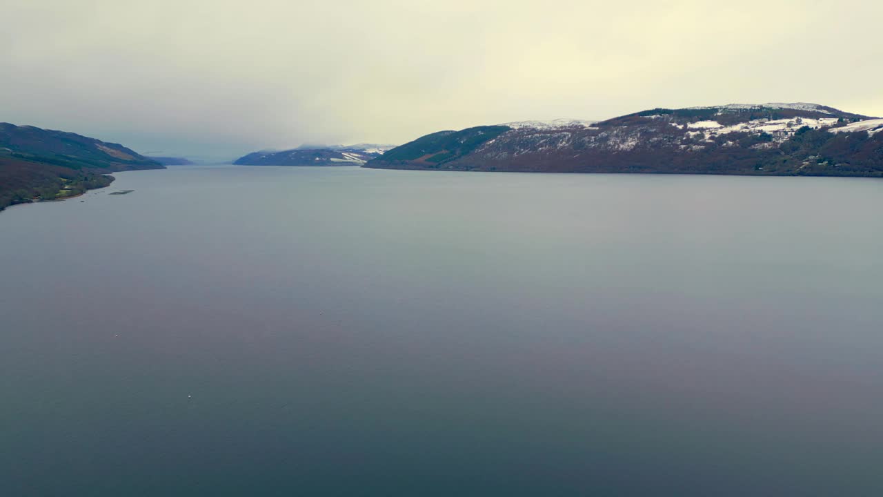 鸟瞰雄伟的尼斯湖全景。水面周围被雪覆盖的小山。英国苏格兰视频素材