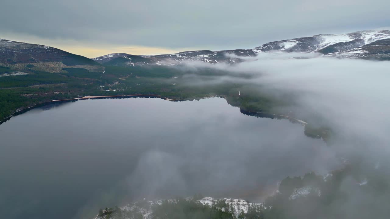 空中全景镜头的山，湖和山峰的距离。低云或薄雾营造出神秘的气氛。英国苏格兰视频素材